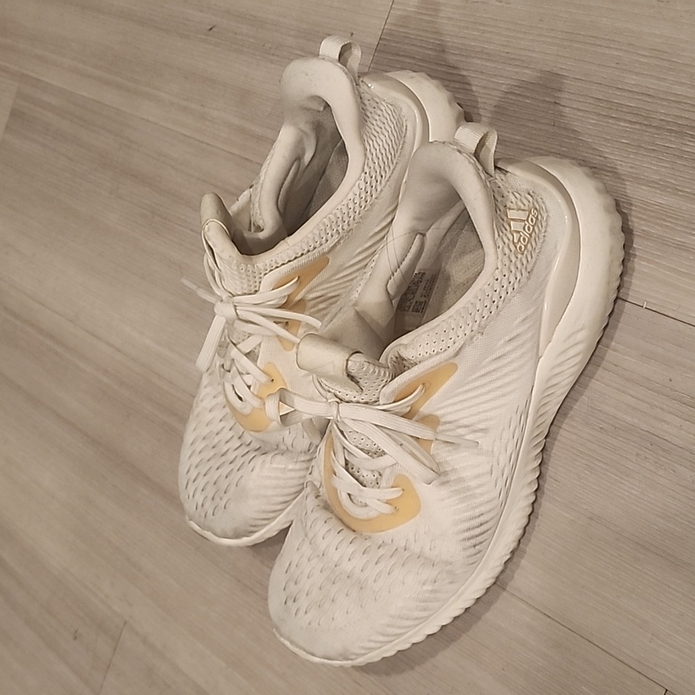 Adidas Women's Cloudform White Sneakere Size 8